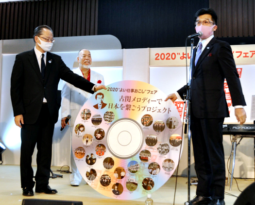川本理事長から目録のパネルを受け取り謝辞を述べる木幡市長(右)