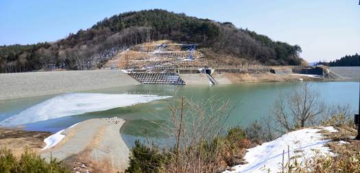 堤防(左)が復旧し、農業用水をたたえる藤沼湖=2021年2月