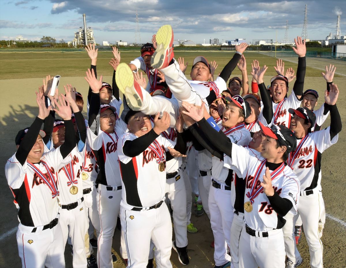 第8回市町村対抗県ソフトボール大会決勝で、郡山市が7-2でいわき市を下し初優勝を飾った。岡部監督を胴上げし歓喜する選手たち=相馬光陽ソフトボール場