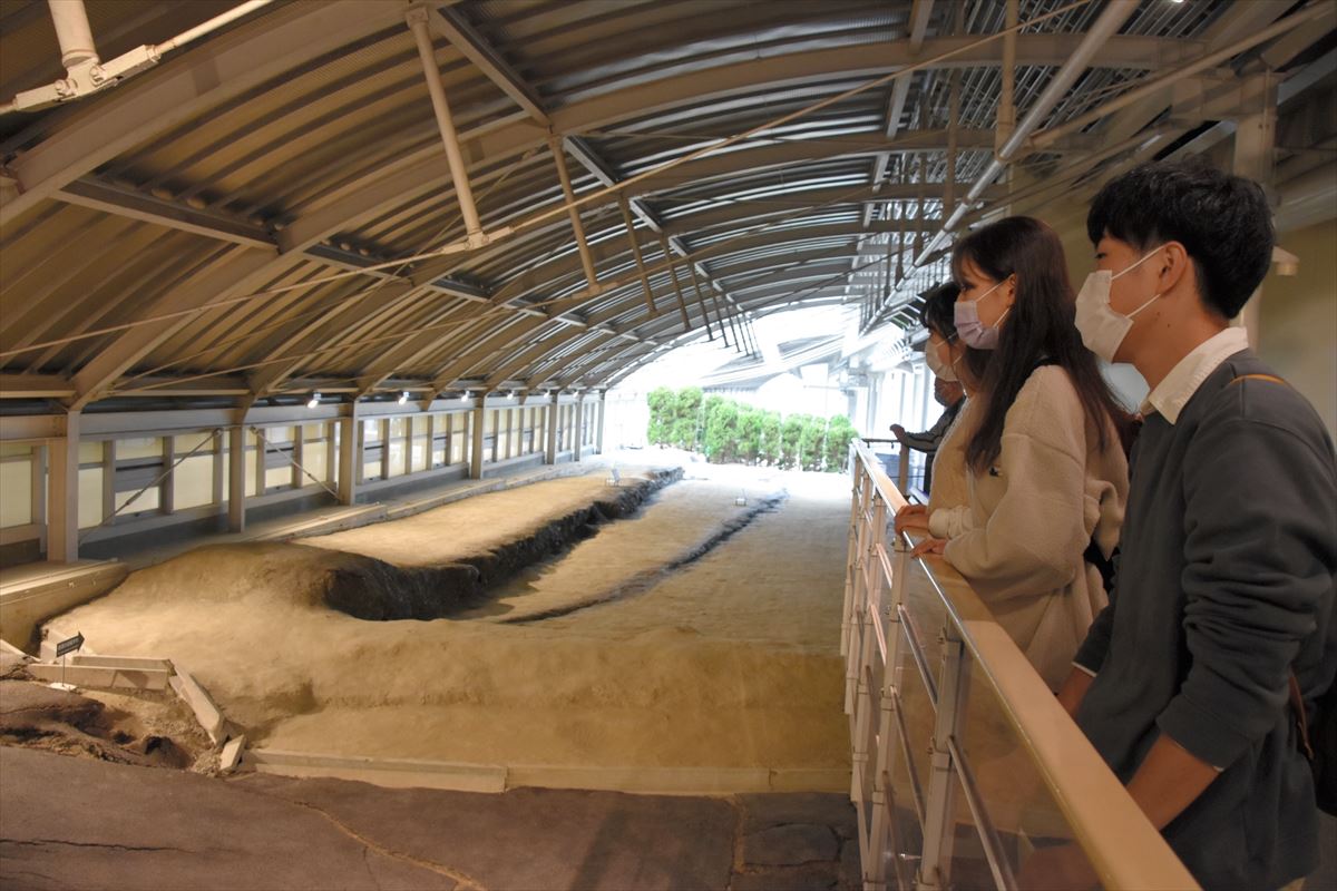 野島断層保存館で阪神淡路大震災の被害状況を視察する(手前から)山下さん、一条さん、鈴木さん
