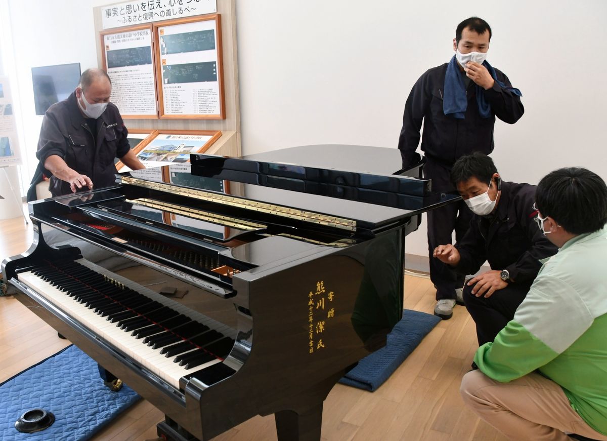 伝承館での展示に向け、組み立てられる請戸小のピアノ