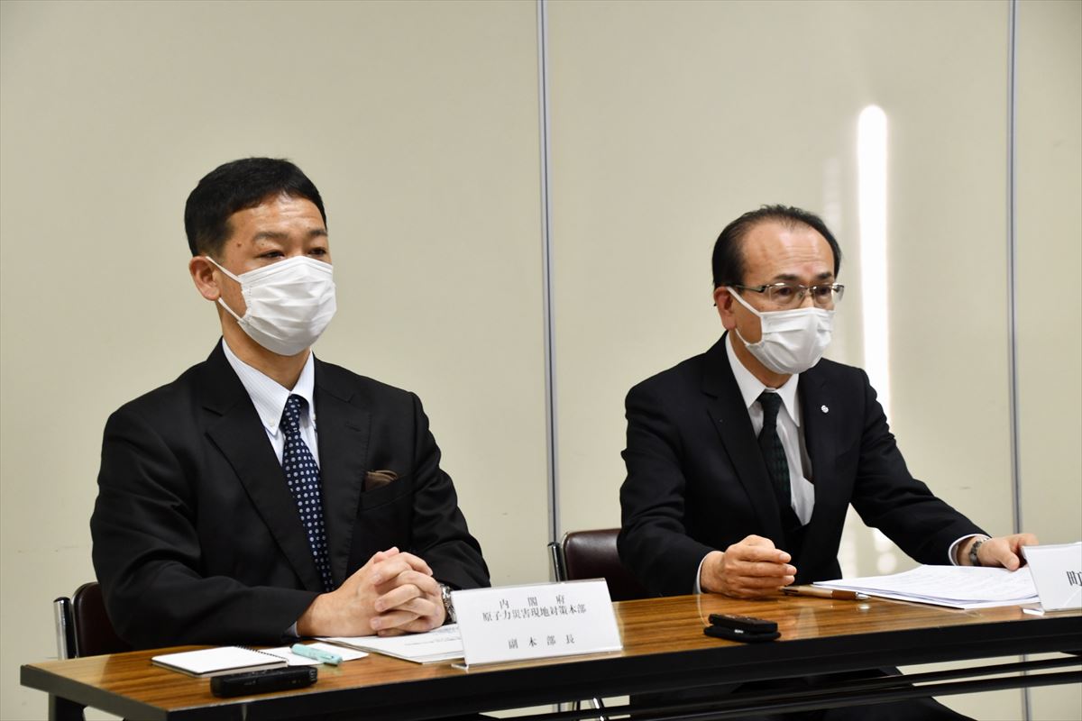 報道陣の取材に応じる吉田町長(右)と辻本副本部長