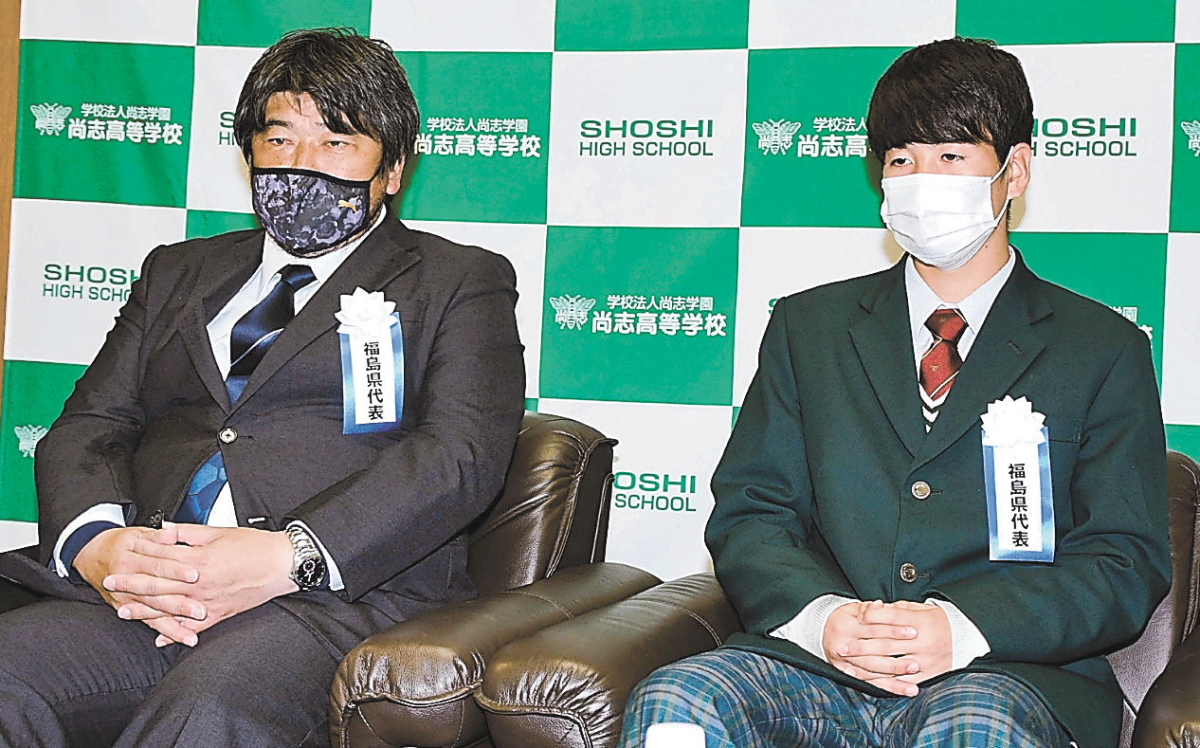 抽選会に臨む仲村監督(左)と主将の松本