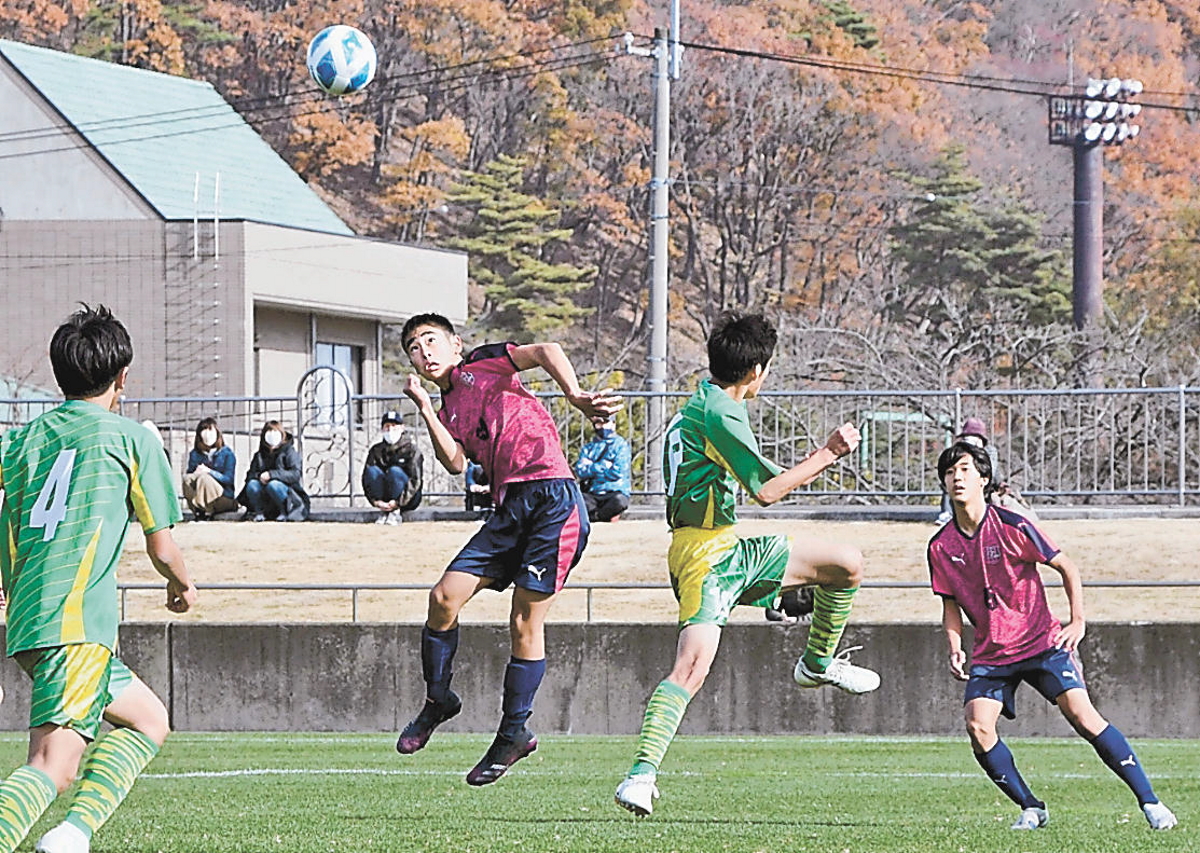 【FCフィエンテ―緑ケ丘】前半7分、先制のヘディングシュートを決めるFCフィエンテのMF泉沢(右から3人目)