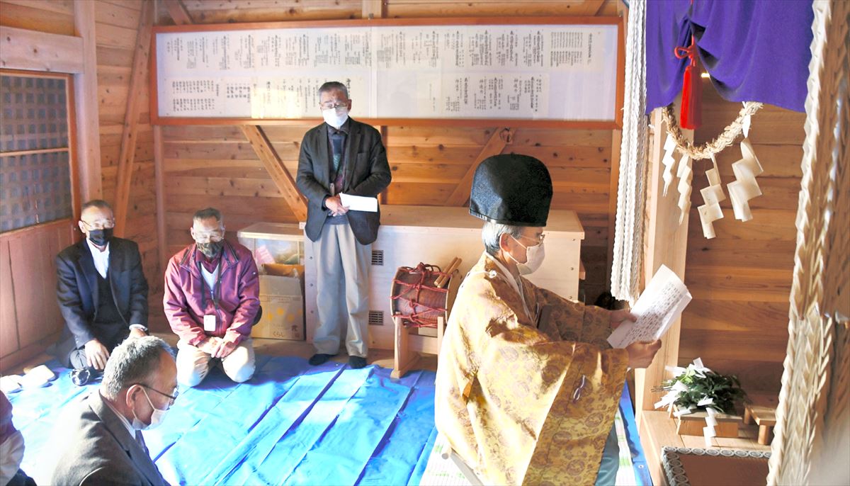 祝詞を奏上する酒井宮司(右)