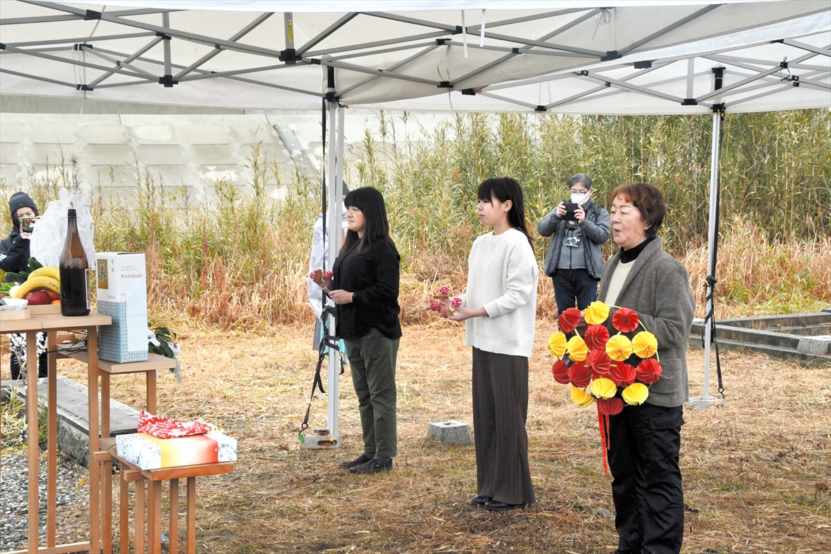 「請戸の田植踊」の歌を奉納する佐々木会長(手前)ら請戸芸能保存会の会員