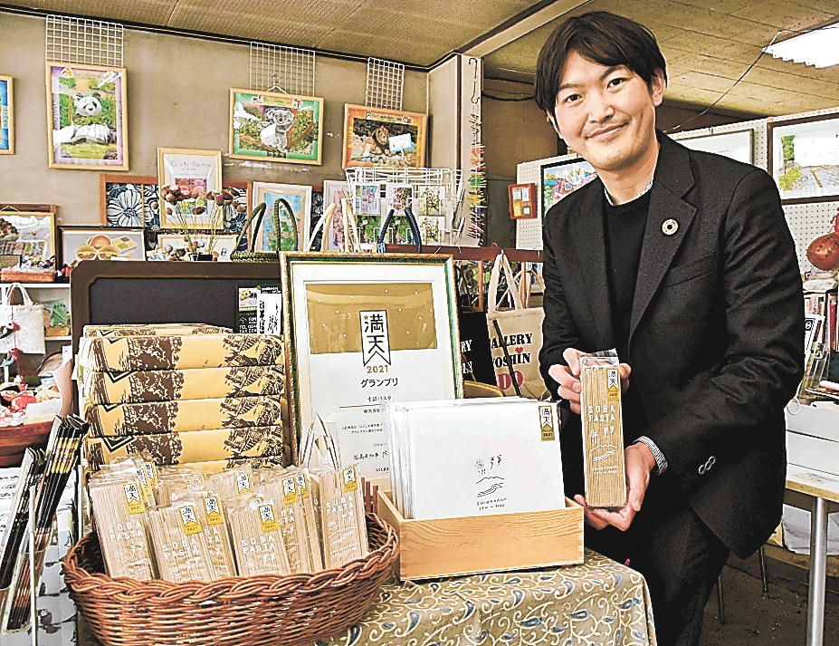 「そばパスタ」を手に、SDGs推進に向けた決意を語る片野さん