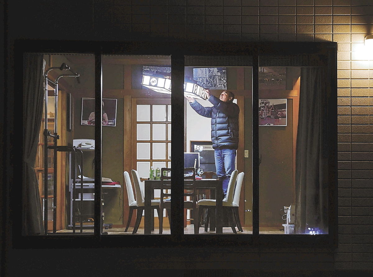 避難指示解除に向けた準備宿泊で、電灯をつけて自宅で過ごす町民=1月、双葉町