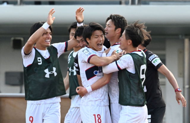 【福島ユナイテッドFC―いわきFC】後半34分、いわきFCのFW有田(右から3人目)が先制点を決め、歓喜する選手