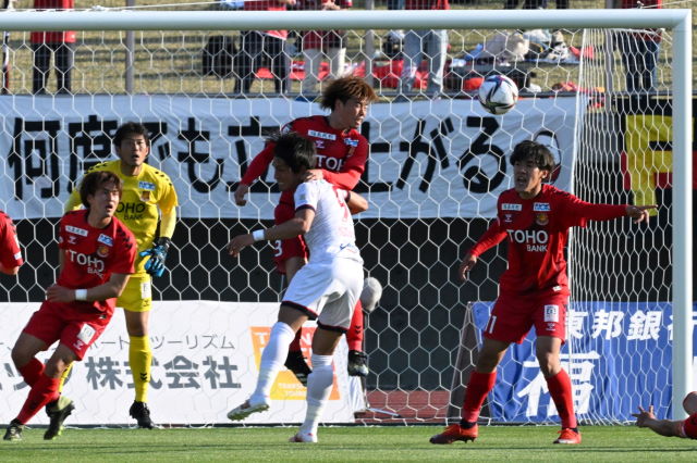 【福島ユナイテッドFC―いわきFC】前半、福島UのDF河西(中央)が頭でボールをクリアする。右はDF雪江