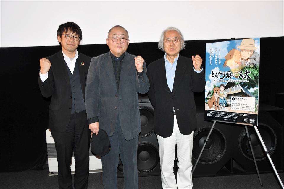 舞台あいさつに臨んだ(右から)西沢監督、斉藤さん、小林さん