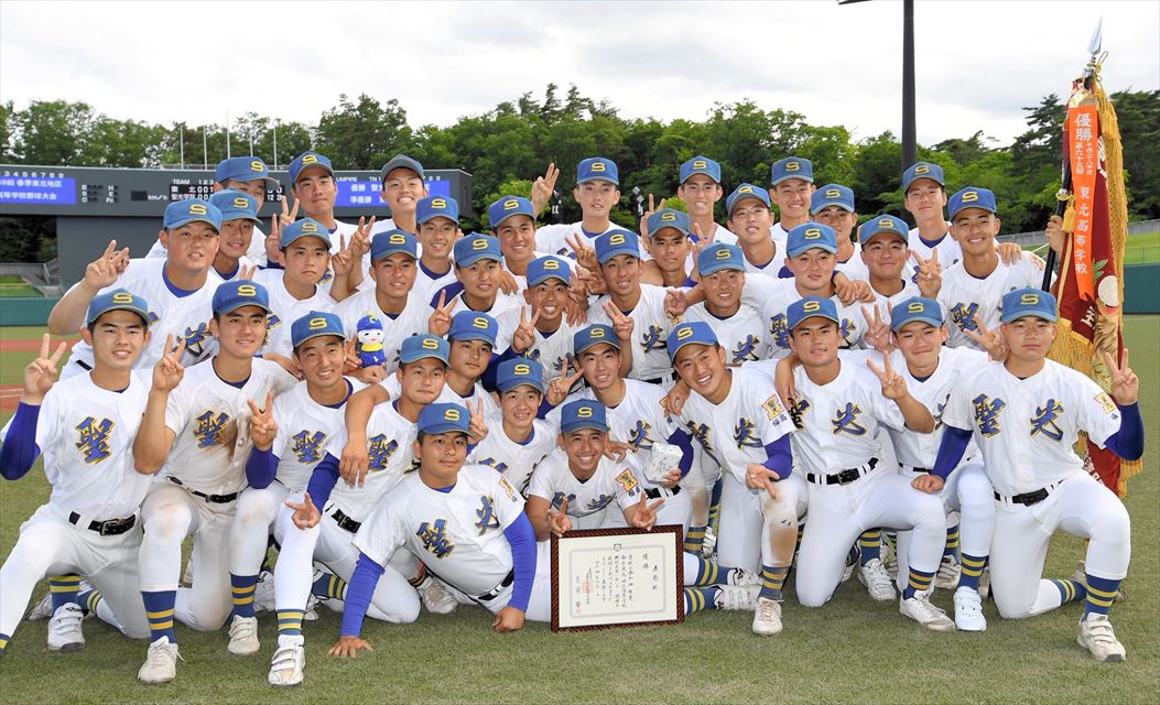 4年ぶりの優勝を喜び、夏の甲子園に向けて決意を新たにする聖光学院の選手