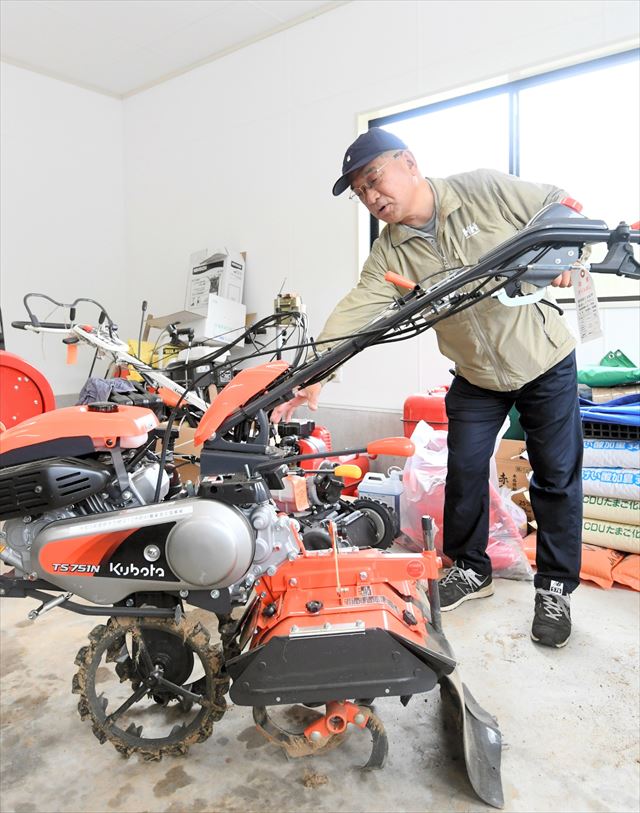 自宅倉庫で農機具の手入れをする半沢さん12日午前9時15分ごろ