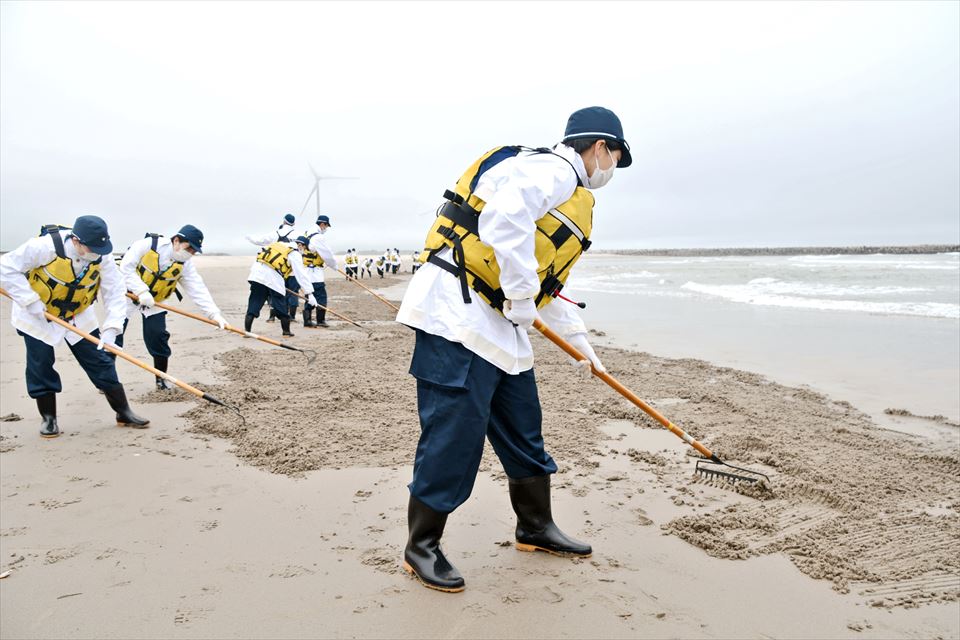 レーキで砂浜をかいた捜索