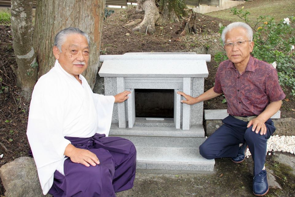 修築した井戸の完成を喜ぶ西山宮司(左)と松本騎馬会長