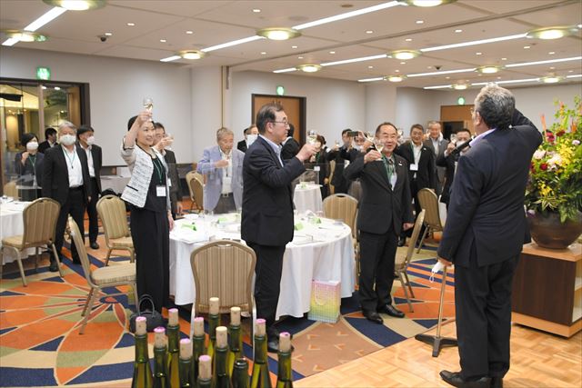 かわうちワインで乾杯する遠藤村長(中央)ら出席者