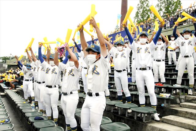 優勝が決まった瞬間、喜びを爆発させる聖光学院スタンド