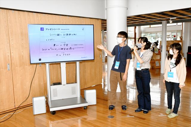 教育プログラムでの学習成果を発表する生徒