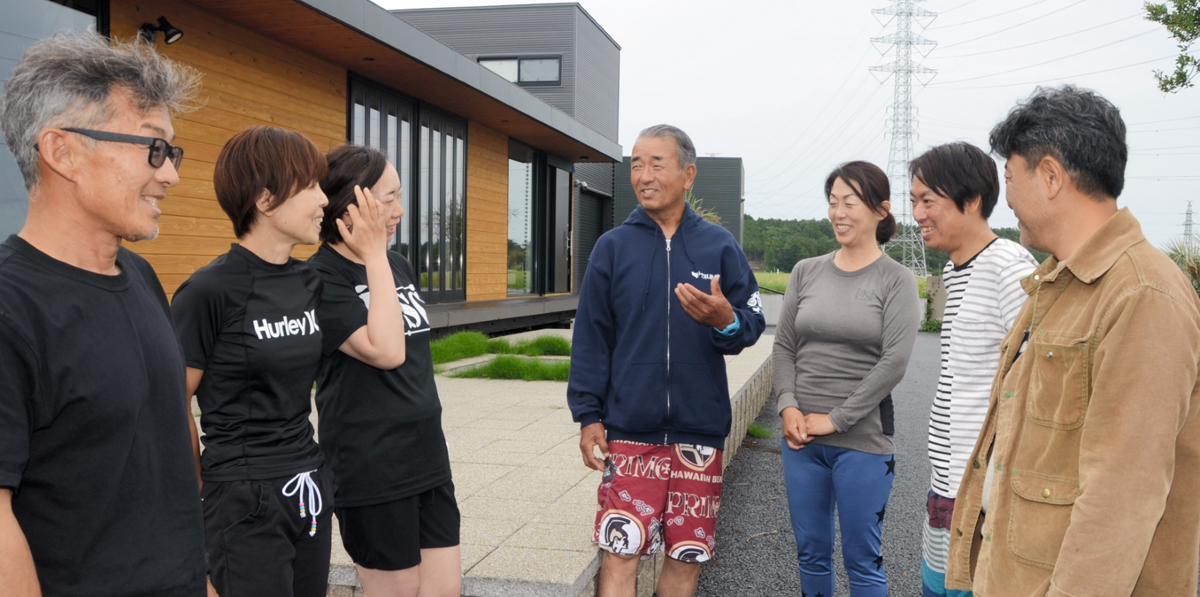 富岡ベースでSUPの体験教室について話し合う白土さん(中央)ら