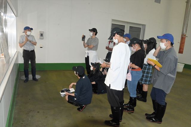 小名浜魚市場で説明を受ける高校生
