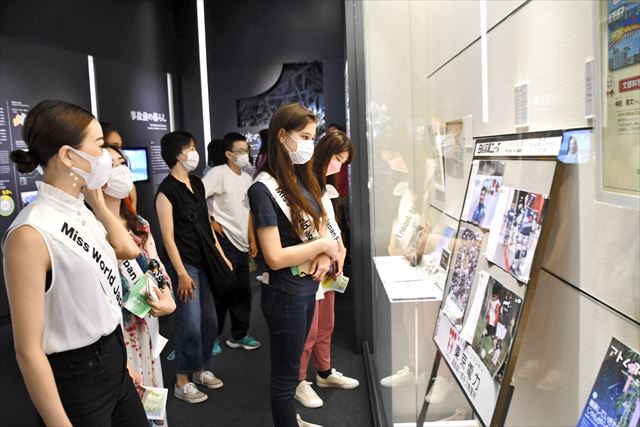 伝承館の展示物を見学するファイナリスト