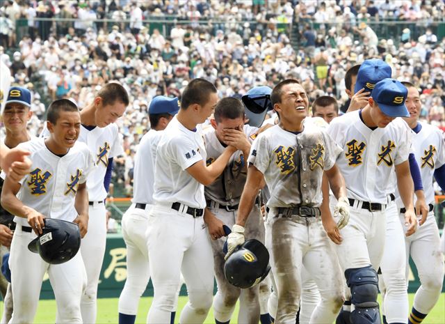 初の決勝進出を逃し、悔し涙を流す聖光学院ナイン