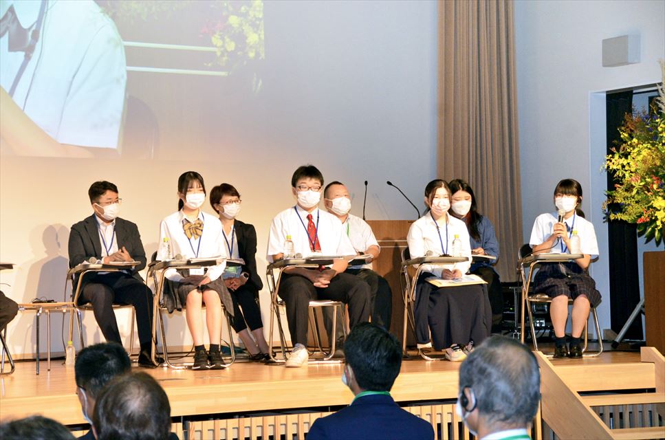 処理水について意見を交わす高校生ら