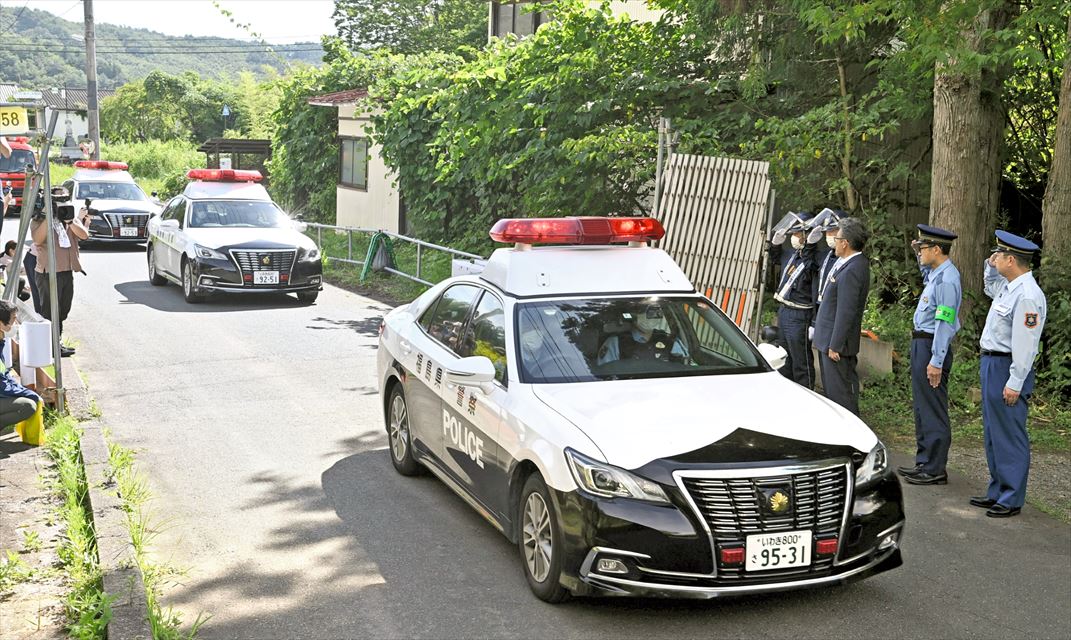 浪江町津島の復興拠点の立ち入り規制が緩和され、パトロールに向かう警察車両