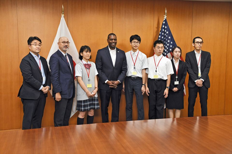リーガン長官(左から4人目)と面会する西牧さん(同3人目)、武田さん(同5人目)、小野さん(同6人目)、横山さん(同7人目)