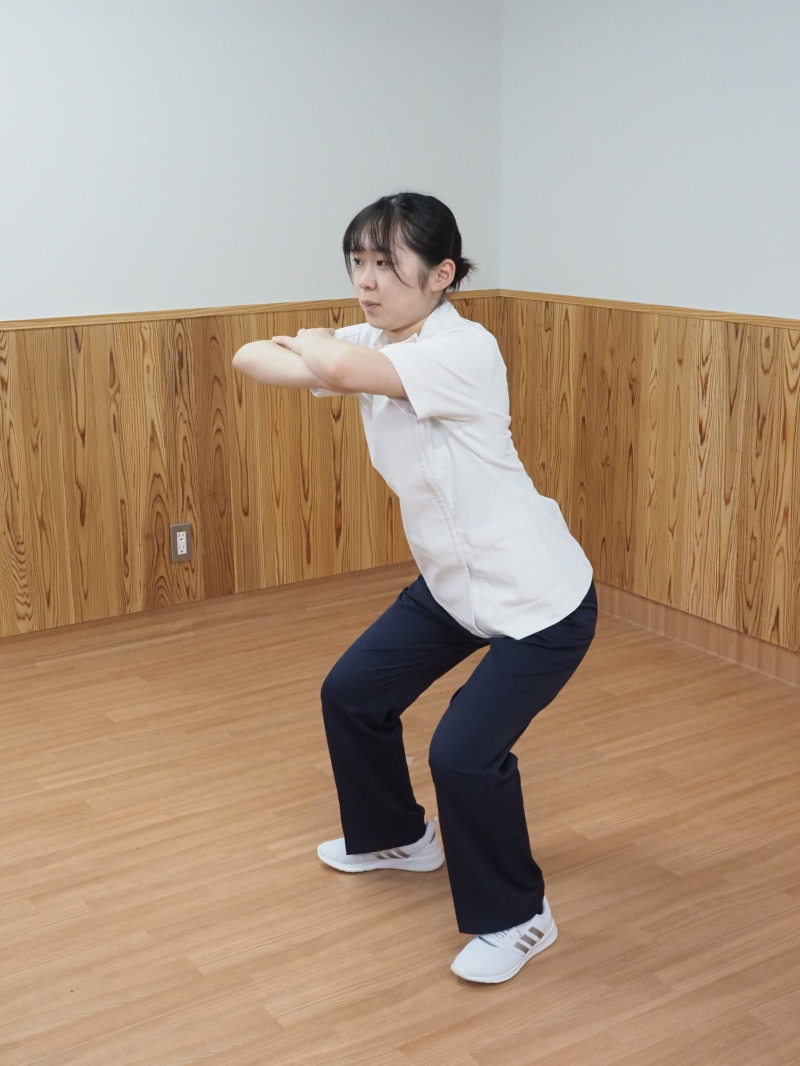 ①両膝と股関節を曲げ尻を後ろに突き出すようにして5、6秒保つ
