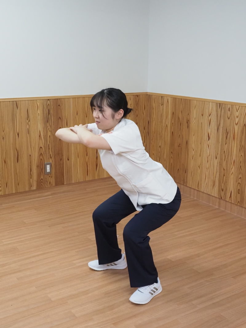 ②余裕のある人はさらに深く曲げる。膝がつま先より前に出ないようにする