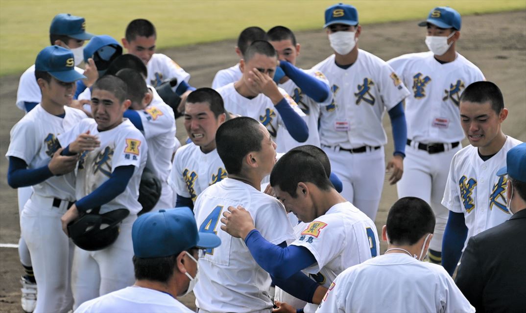 決勝進出を逃し、悔し涙を流す聖光学院ナイン