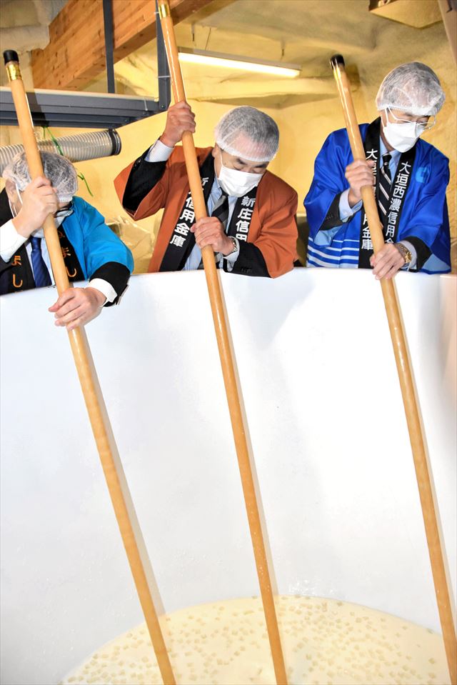 絆舞の仕込み作業に臨む信金関係者