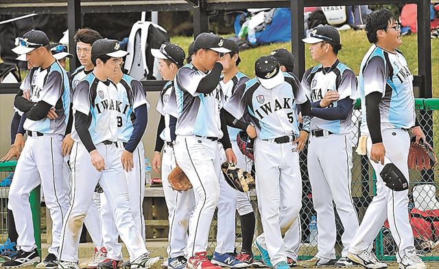 6年ぶりの優勝を逃し、悔しさをにじませるいわき市の選手たち
