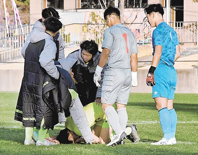 【学法石川-帝京安積】PK戦の末に敗れ、崩れ落ちるFW渡辺結を励ます帝京安積イレブンら