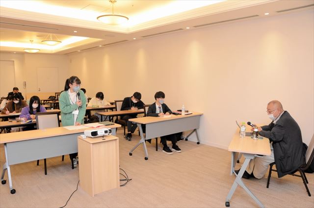 野崎会長から話を聞く高校生=Jヴィレッジ