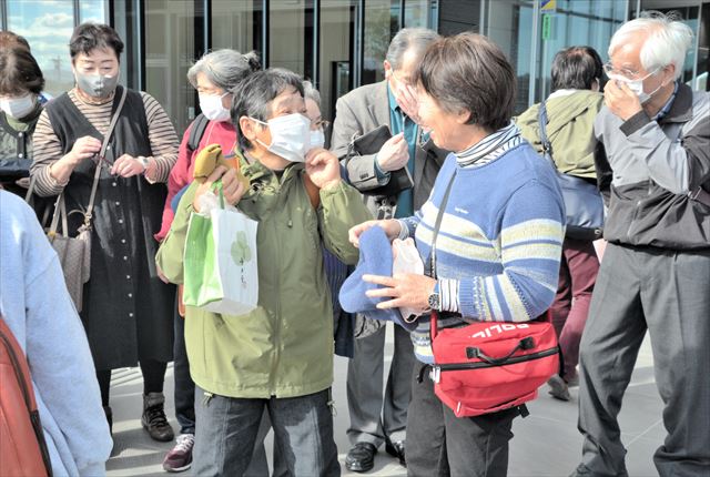 古里での久々の再会を喜ぶ双葉町民