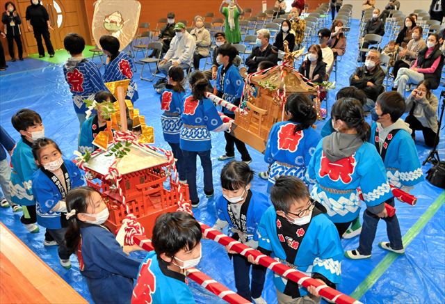 十日市で12年ぶりに披露された子どもみこし