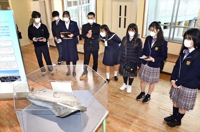 曲がった時計を見て、津波の恐ろしさを感じる高校生=26日、浪江町の震災遺構・請戸小