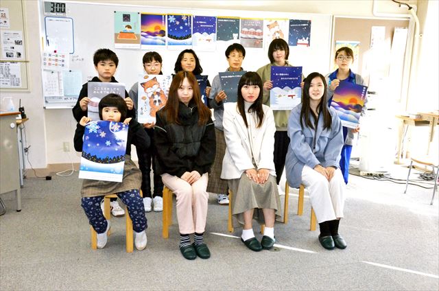 ポスターデザインを担当した(前列右から)山口さん、岡田さん、阿部さん