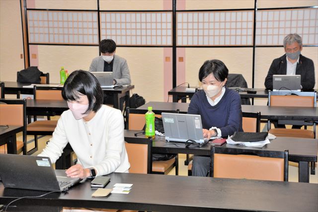 いこいの村なみえで業務に取り組む神戸製鋼所の社員