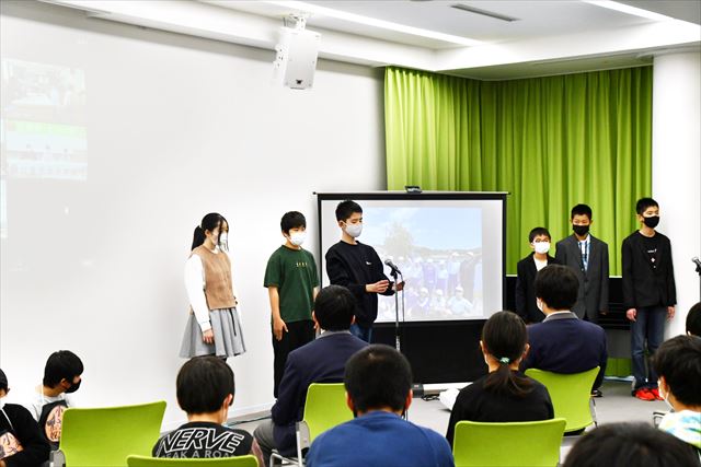 学習の成果を発表する楢葉小の児童