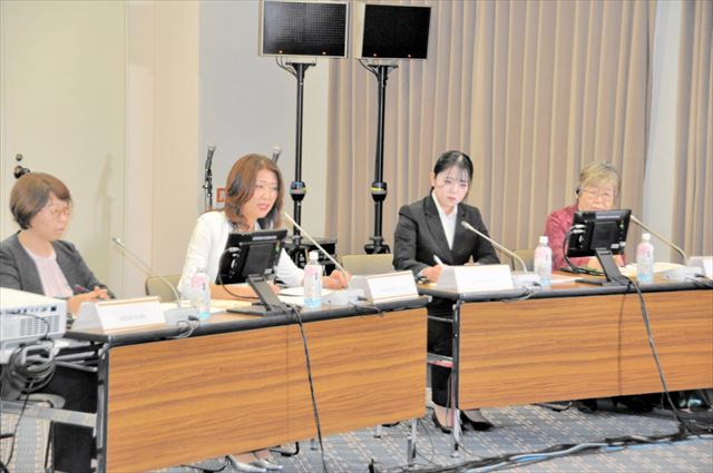 震災、原発事故の経験を基に防災意識を高めようと訴える(左2人目から)石山さん、岡部さん、鈴木さん=東京都