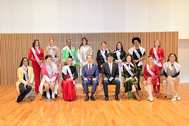 山本町長(前列右から4人目)や内堀知事(同右から5人目)と意見を交わしたミス・インターナショナル