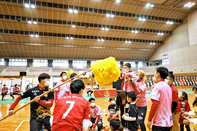 選手とともに玉入れを楽しむ参加者