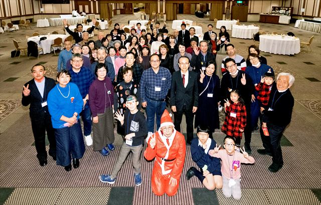 久しぶりの再開を喜び、親睦を深める町民ら