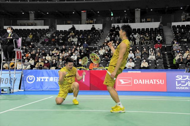 男子ダブルスで初の頂点に立ち、喜びを爆発させる保木選手(左)、小林選手組