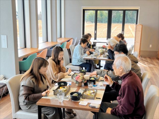 モニター試食会で、地元食材を使った料理を味わう参加者