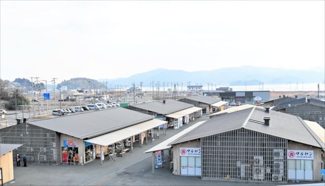 3.11メモリアル展望台から望む南三陸燦さんさん商店街