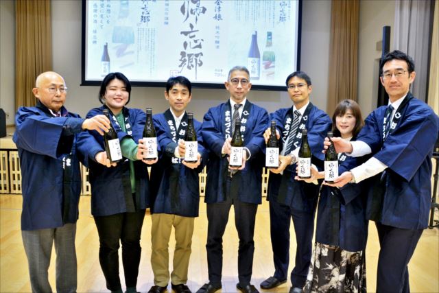 帰忘郷を手に完成を喜ぶ関係者